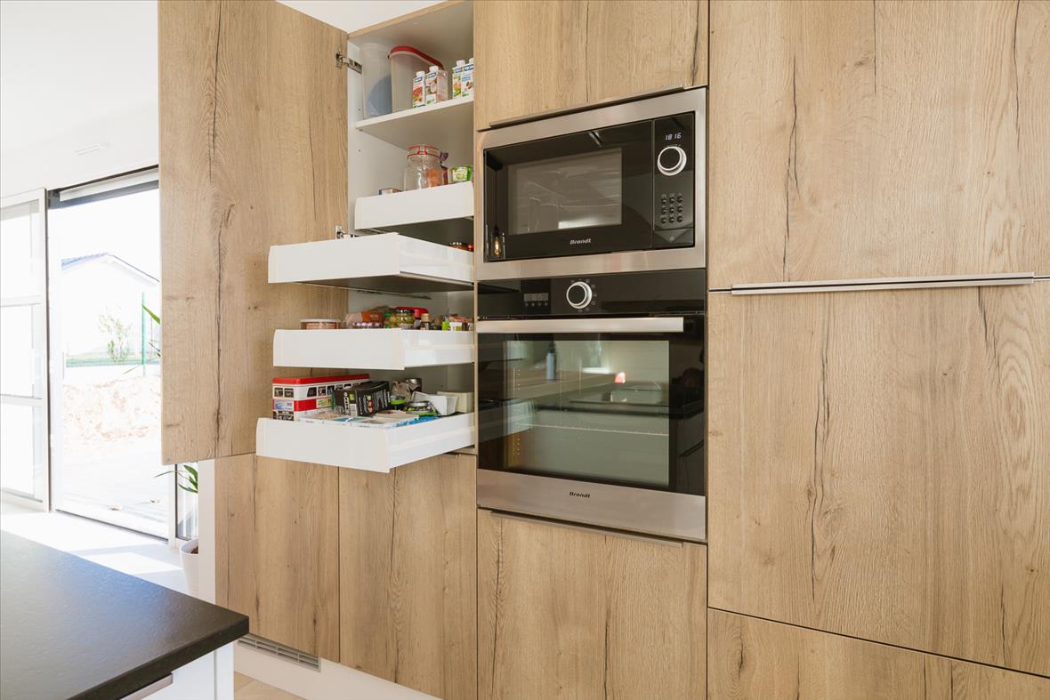 Cuisine ouverte de style contemporain bois à Janzé | Raison Home - 4