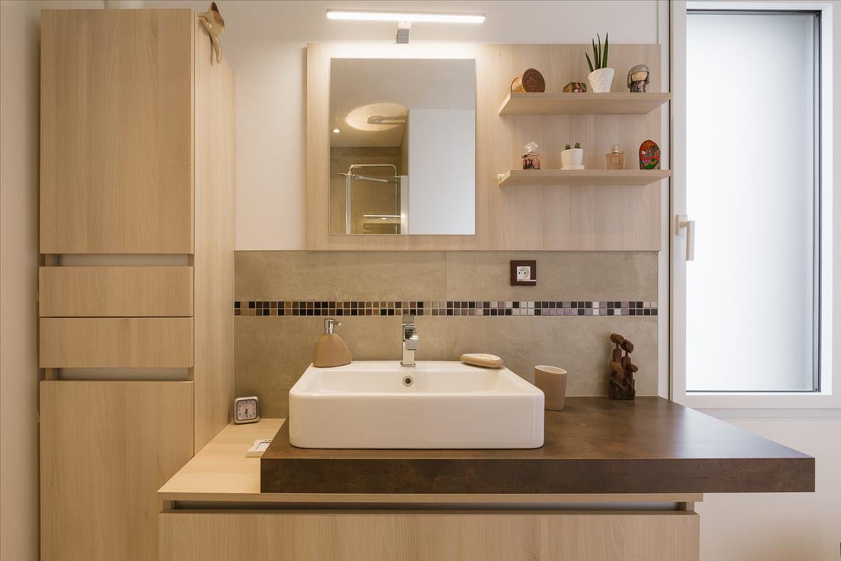 Salle de bains de style contemporain bois et blanc à Janzé 1
