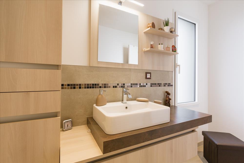 Salle de bains de style contemporain bois et blanc à Janzé 3