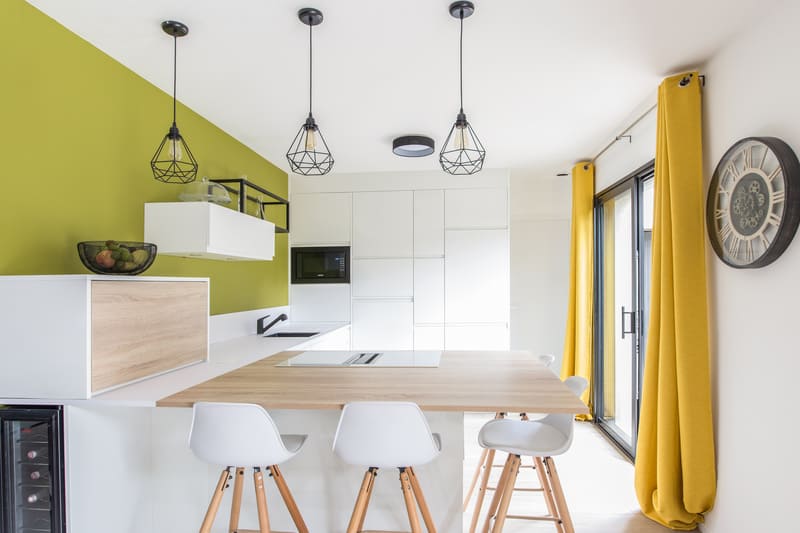 Cuisine moderne et colorée ouverte sur le séjour à Janzé | Raison Home - 1