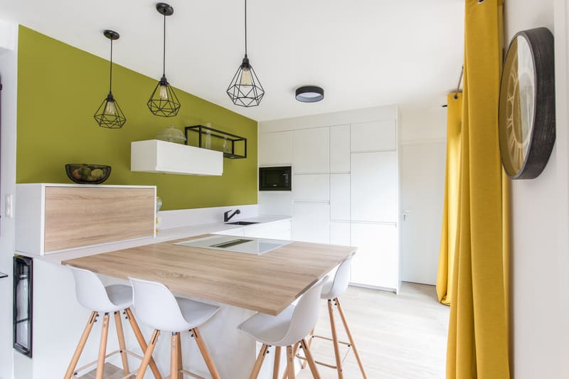 Cuisine moderne et colorée ouverte sur le séjour à Janzé | Raison Home - 8