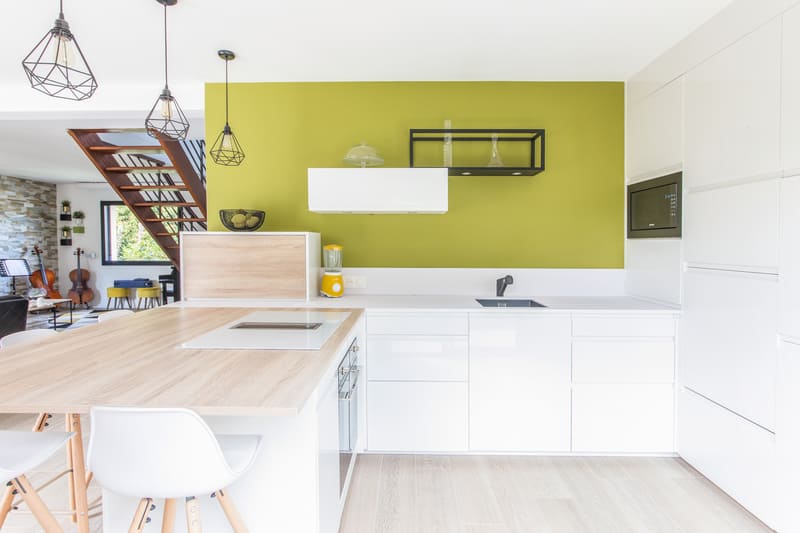 Cuisine moderne et colorée ouverte sur le séjour à Janzé | Raison Home - 3