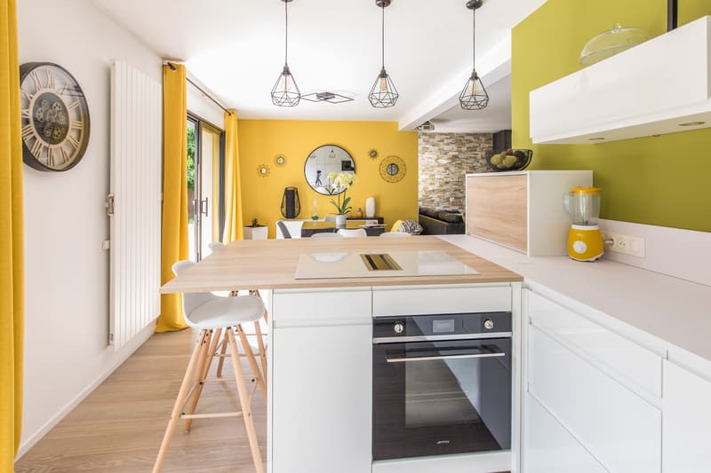 Cuisine moderne et colorée ouverte sur le séjour à Janzé | Raison Home - 7