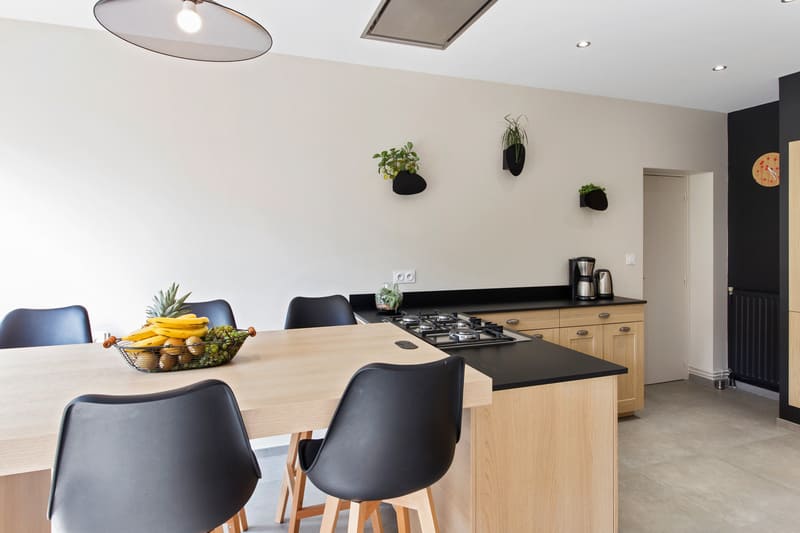 Cuisine moderne noire et bois avec îlot central à Janzé | Raison Home - 9