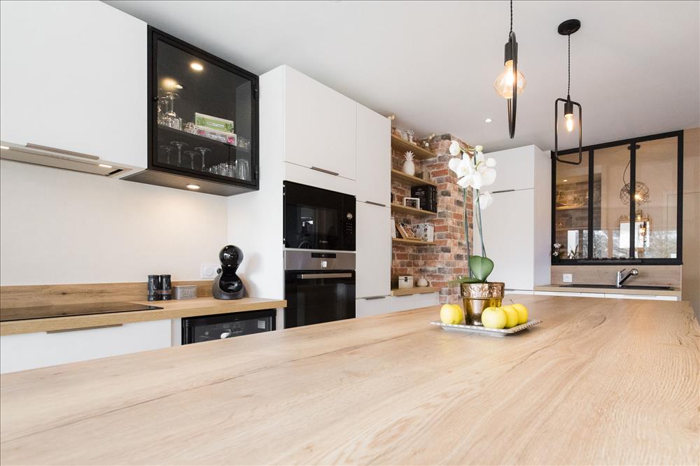 Cuisine ouverte de style contemporain bois et blanc à Vern-sur-Seiche | Raison Home - 1