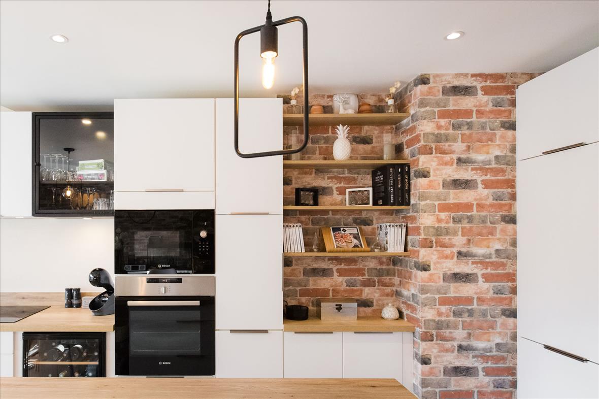 Cuisine ouverte de style contemporain bois et blanc à Vern-sur-Seiche | Raison Home - 3