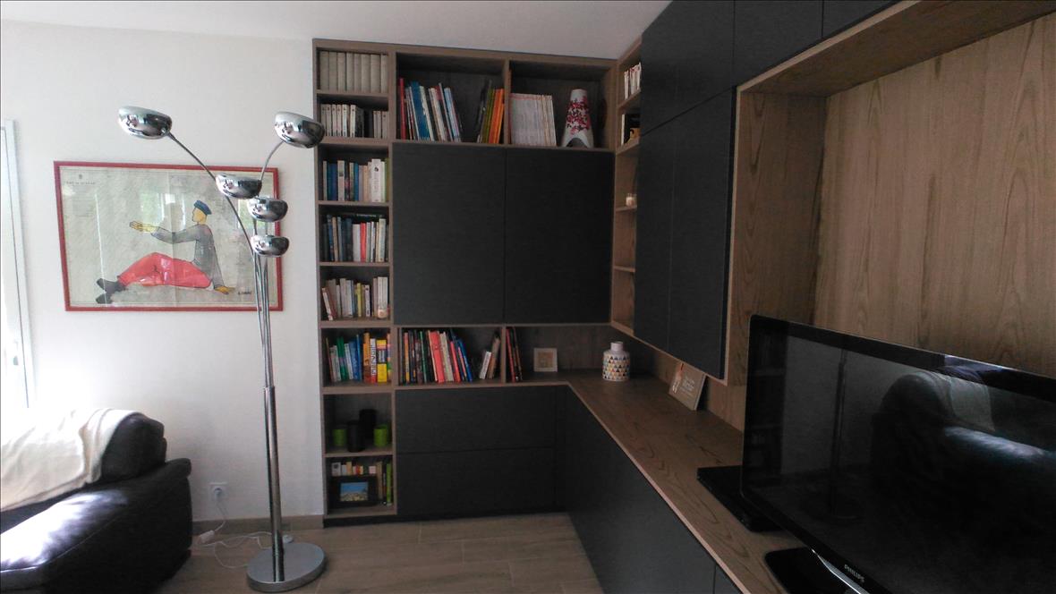 Bibliothèque et meuble TV de style contemporain bois, beige et gris à Guidel | Raison Home - 4