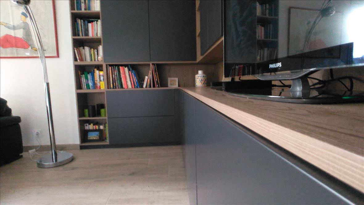 Bibliothèque et meuble TV de style contemporain bois, beige et gris à Guidel | Raison Home - 2