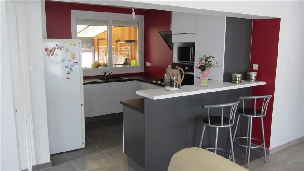 Cuisine ouverte de style contemporain blanc à Lorient | Raison Home - 9