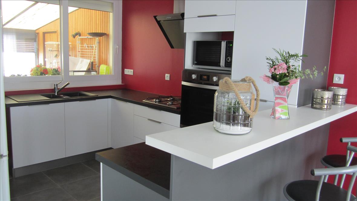 Cuisine ouverte de style contemporain blanc à Lorient | Raison Home - 5